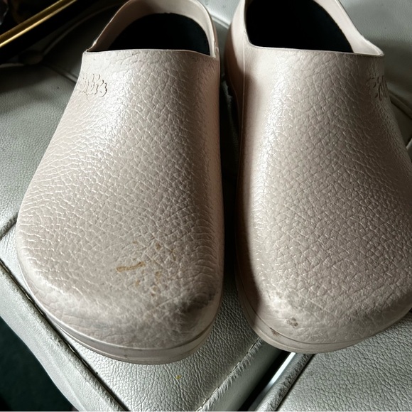 Birkenstock Light Pink / Tan gardening Clogs
Sz 7.5 US 38 euro - Picture 2 of 5